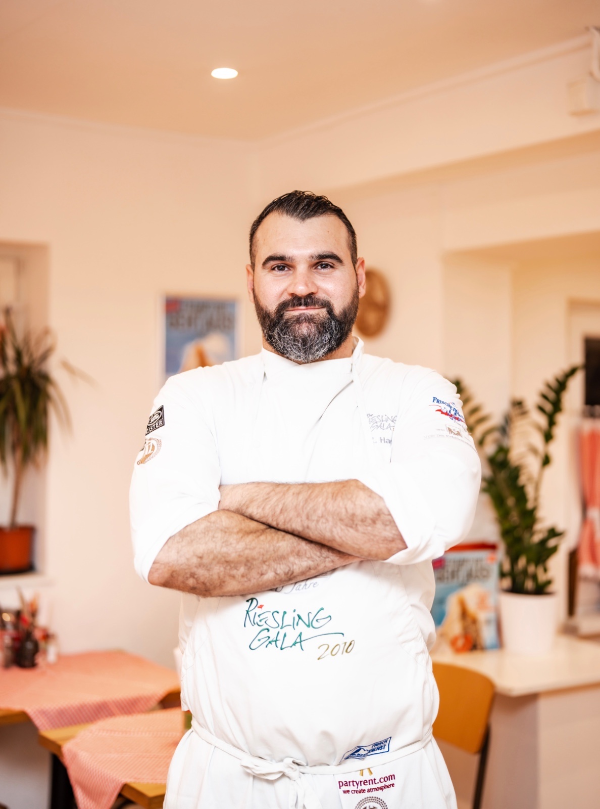 Giulio bei der Arbeit in der Küche des Bistros am Frankfurter Osthafen