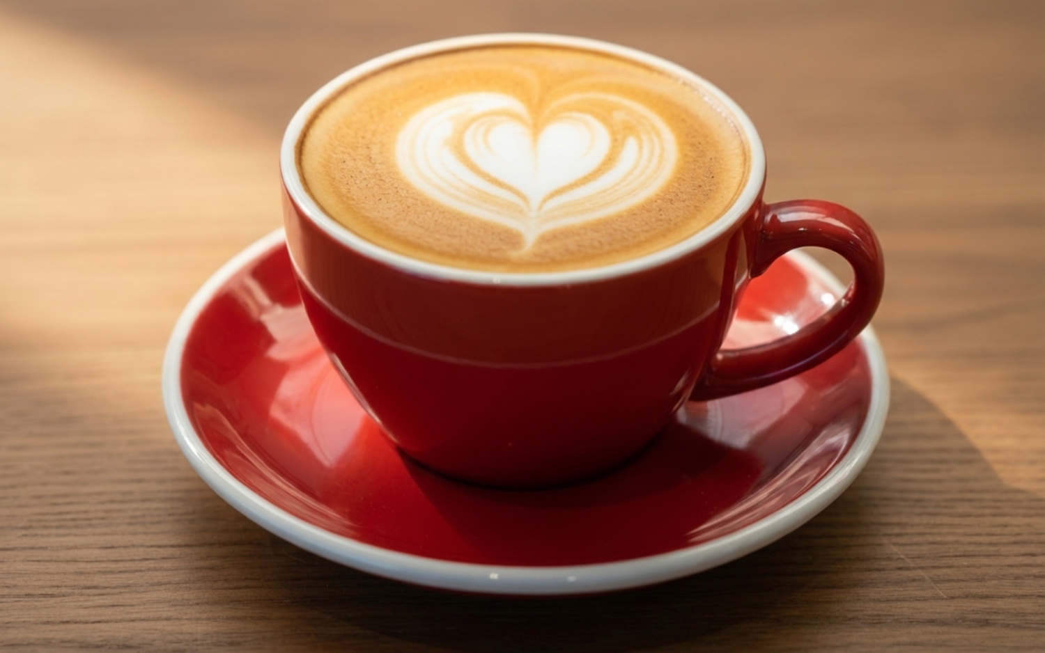 Frühstück Frankfurt Osthafen — Cappuccino mit Croissant im Giulio Bistro